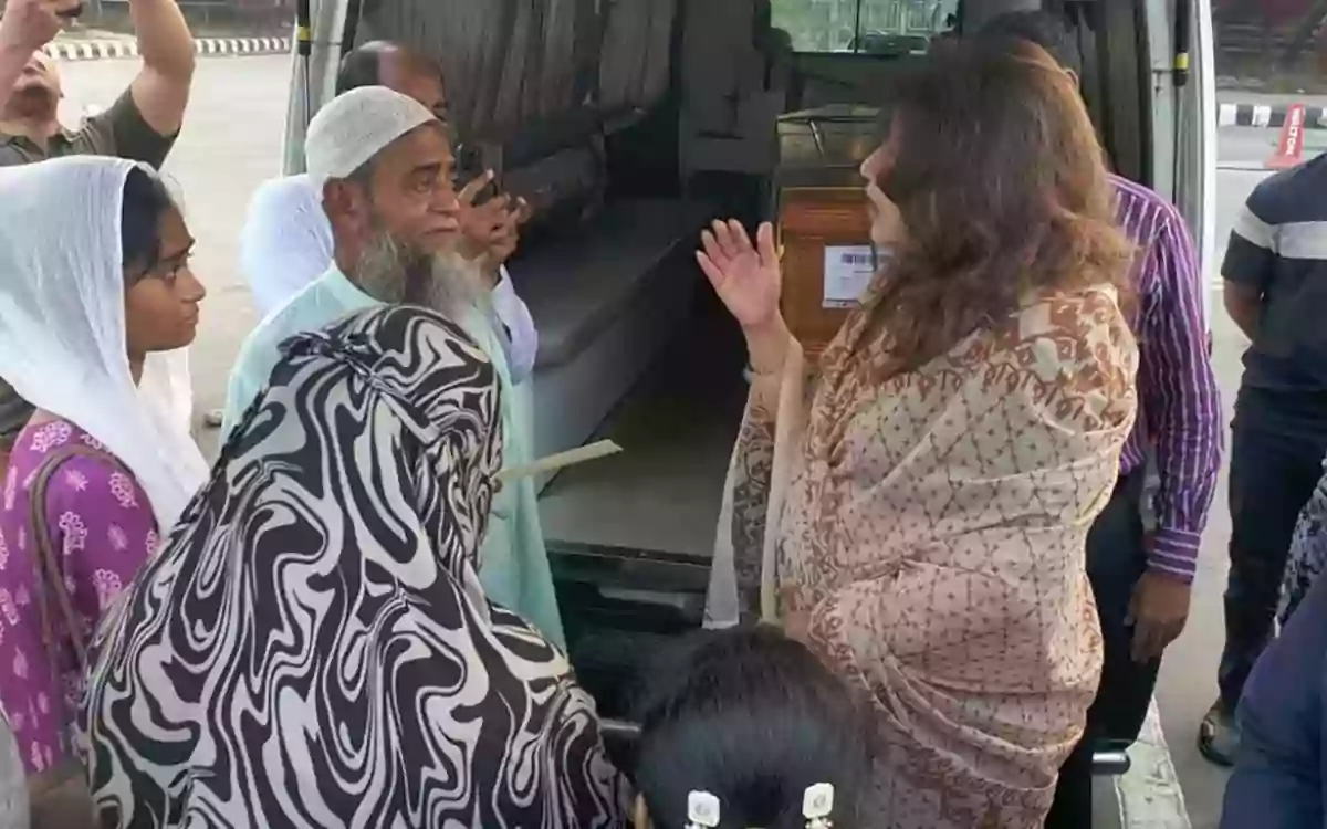 Rising Cumilla - The body of expatriate Shravan, who was killed in Iraq, has arrived in the country, received by the Minister of State for Foreign Affairs.