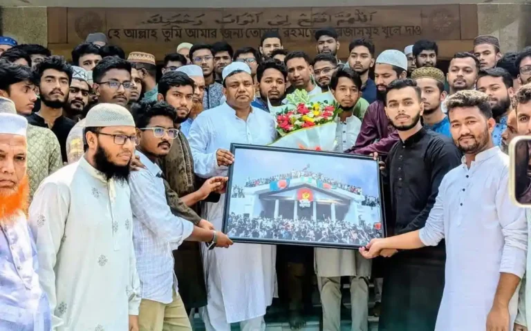 ভালোবাসায় সিক্ত হয়ে বিদায় নিলেন নোবিপ্রবির সদ্যবিদায়ী উপাচার্য