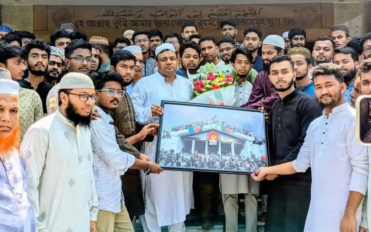 ভালোবাসায় সিক্ত হয়ে বিদায় নিলেন নোবিপ্রবির সদ্যবিদায়ী উপাচার্য