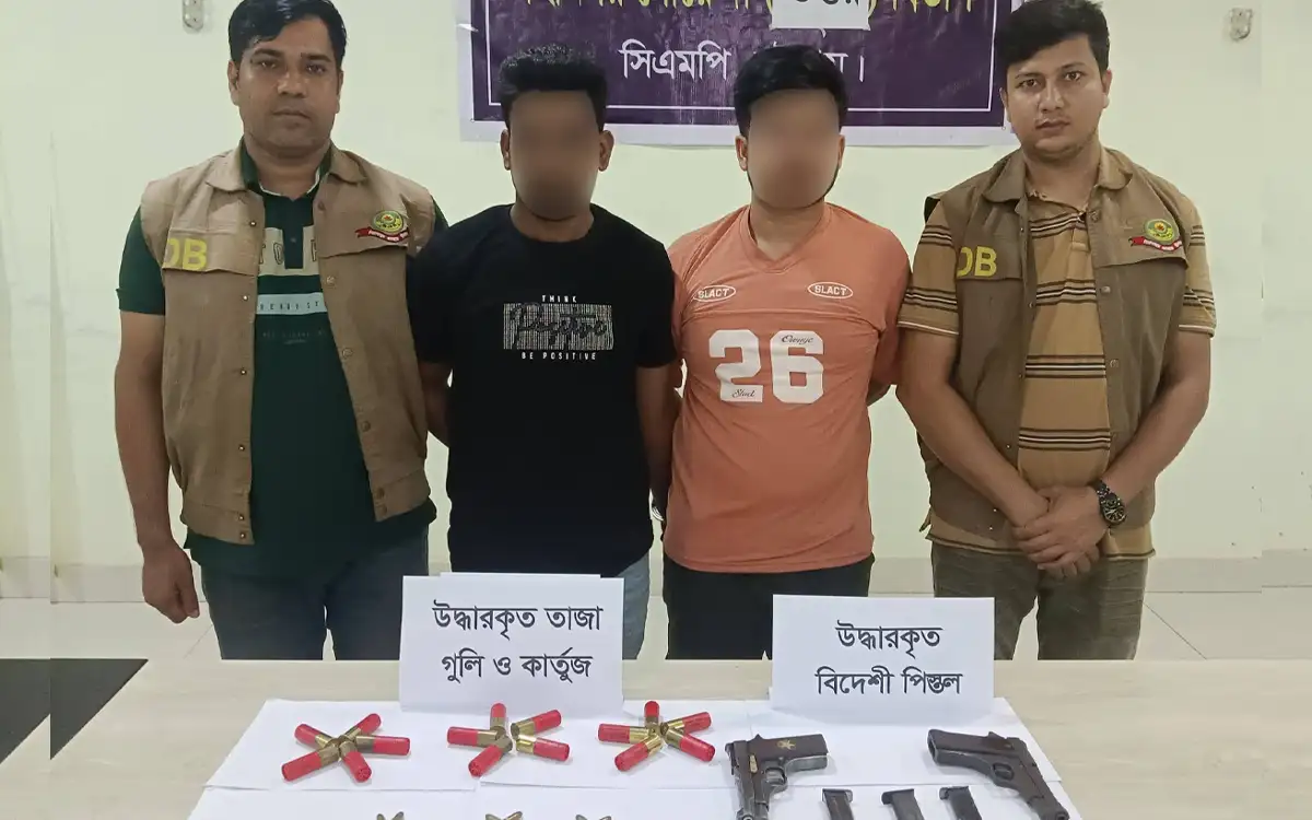 চট্টগ্রামে অস্ত্র ও গুলিসহ দুইজন গ্রেফতার, শীর্ষ সন্ত্রাসীদের সহযোগী দাবি ডিবির
