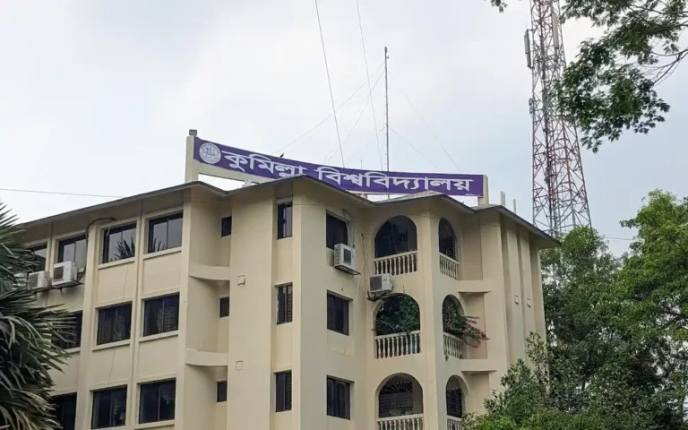 কুবি কর্মচারীর বিরুদ্ধে মানহানির অভিযোগ দুই শিক্ষকের