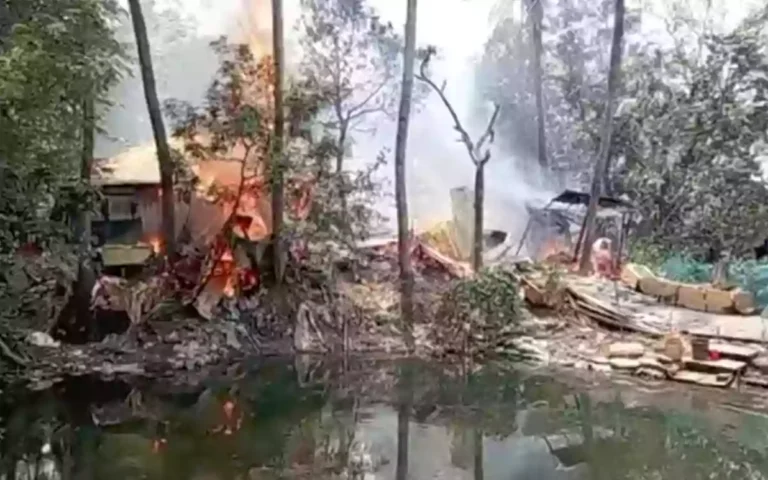 নোয়াখালীতে তরুণকে পিটিয়ে হত্যা: সন্দেহভাজনদের বাড়িতে হামলা-অগ্নিসংযোগ