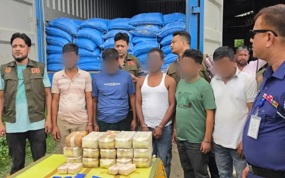 কুমিল্লায় কাভার্ডভ্যানের গোপন বক্স থেকে ১ লাখ ৬০ হাজার ইয়াবা উদ্ধার, গ্রেপ্তার ৫