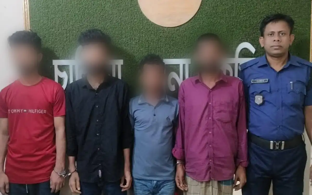 চান্দিনায় বিশেষ অভিযানে গাঁজাসহ গ্রেফতার ৪