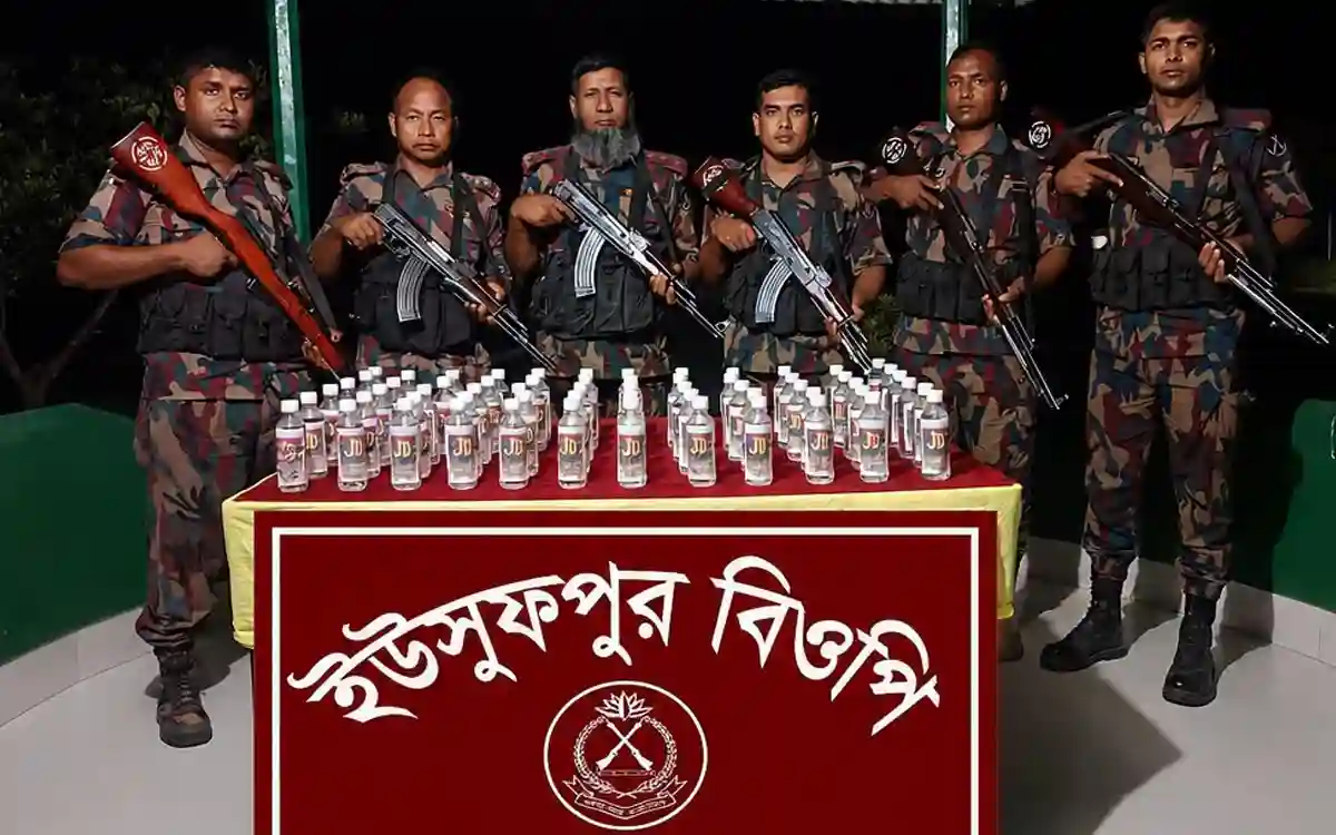রাজশাহী সীমান্তে বিজিবির অভিযানে ভারতীয় ৬২ বোতল মদ জব্দ