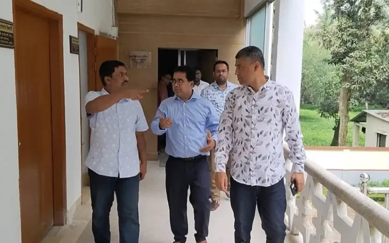 কুমিল্লা উন্নয়ন কর্তৃপক্ষের অস্থায়ী কার্যালয় পরিদর্শন করলেন চেয়ারম্যান উদবাতুল বারী আবু