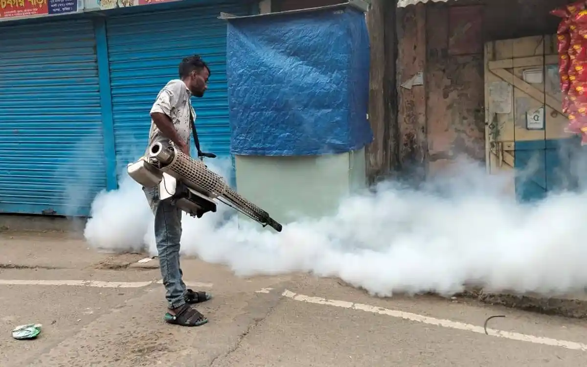 ডেঙ্গু নিয়ন্ত্রণে মাঠে সিটি করপোরেশন, একাধিক ওয়ার্ডে মশক নিধন অভিযান