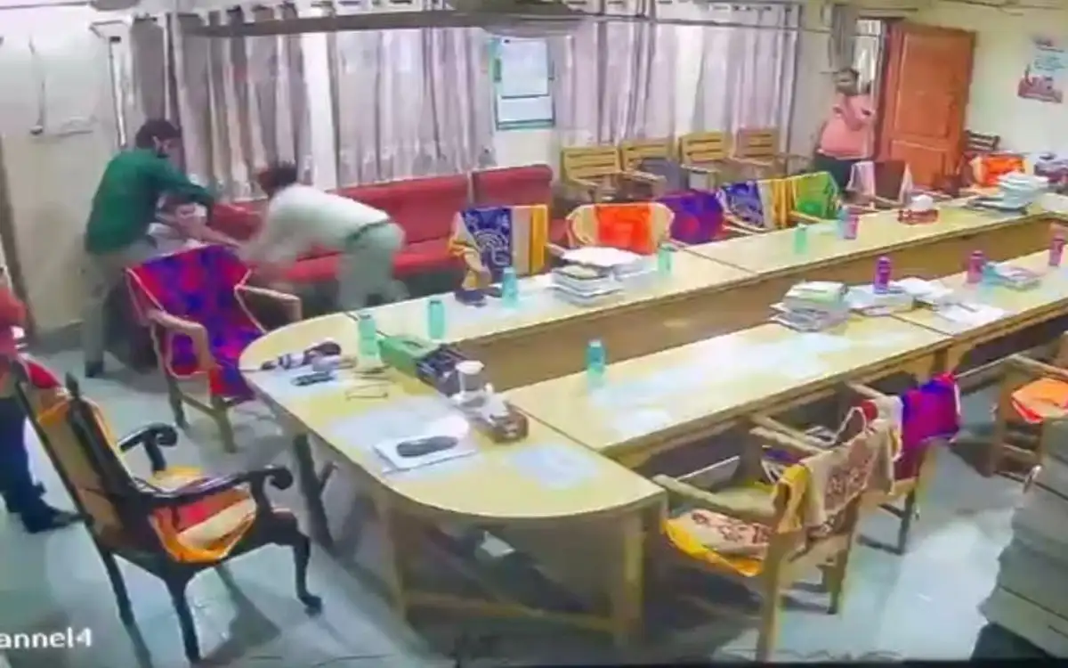 কলেজ শিক্ষক মিলনায়তনে অধ্যক্ষ-সহকারী অধ্যাপকের মারামারি, ভিডিও ভাইরাল