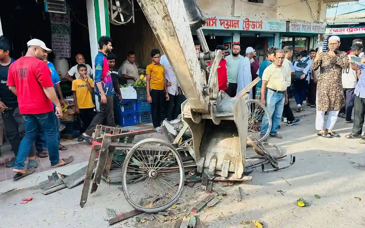 কুমিল্লায় ফুটপাত দখলমুক্ত করতে কুমিল্লা সিটি করপোরেশনের উচ্ছেদ অভিযান