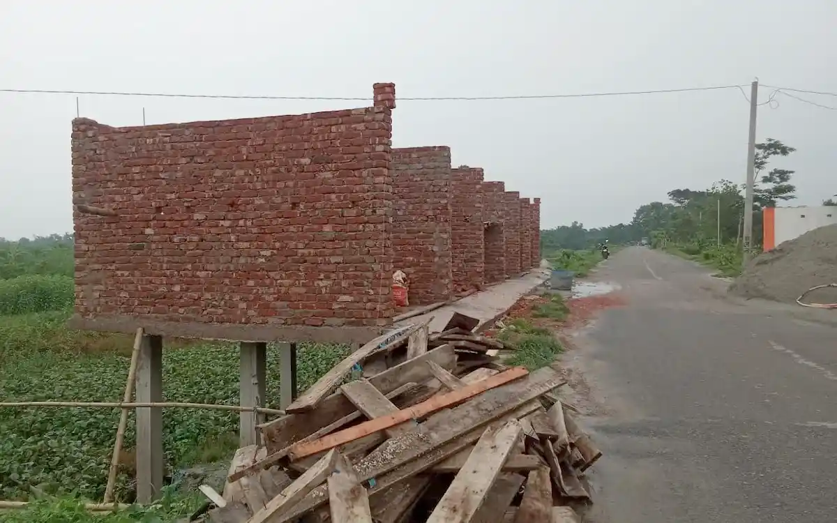 নবীনগরে মহেশখাল দখল করে দোকানঘর নির্মাণ
