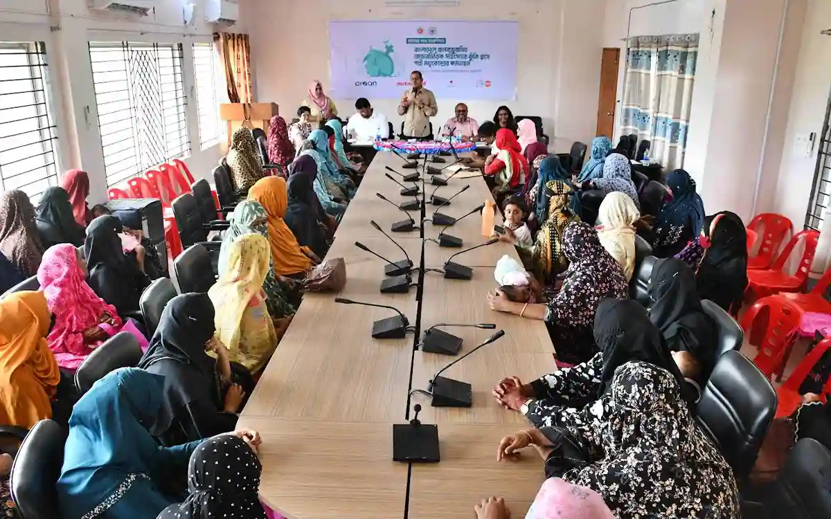 পল্লী মাতৃকেন্দ্রকে কার্যকর ও স্বাবলম্বী করতে উপকরণ বিতরণ