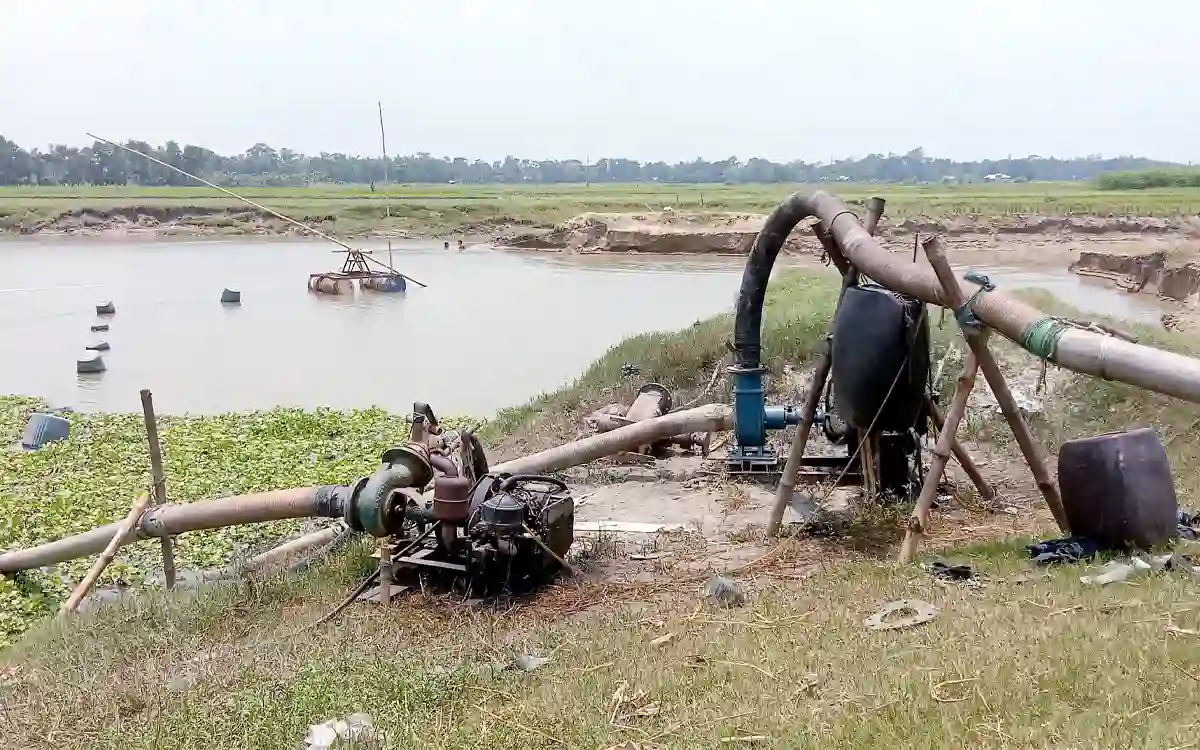 চান্দিনায় তিন ফসলি জমিতে ড্রেজার বসিয়ে বালু উত্তোলনের অভিযোগ