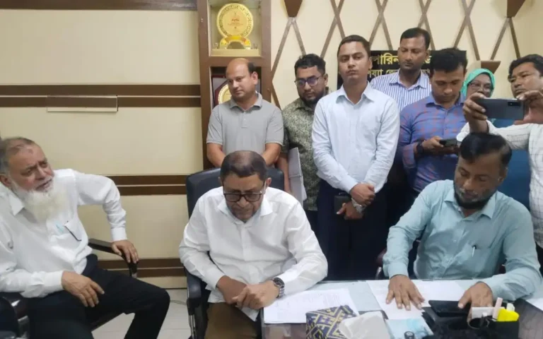 নোয়াখালী জেনারেল হাসপাতালে স্বাস্থ্যমন্ত্রীর আকস্মিক অভিযান, তত্ত্বাবধায়ক ক্লোজড
