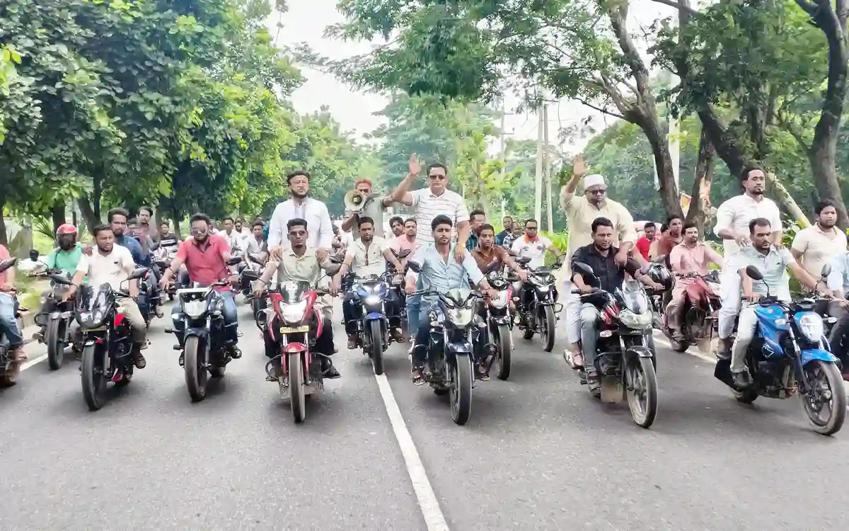 কার্যক্রম নিষিদ্ধ আ’লীগের তৎপরতা বন্ধে মহাসড়কের চান্দিনায় যুবদলের প্রতিবাদ মিছিল