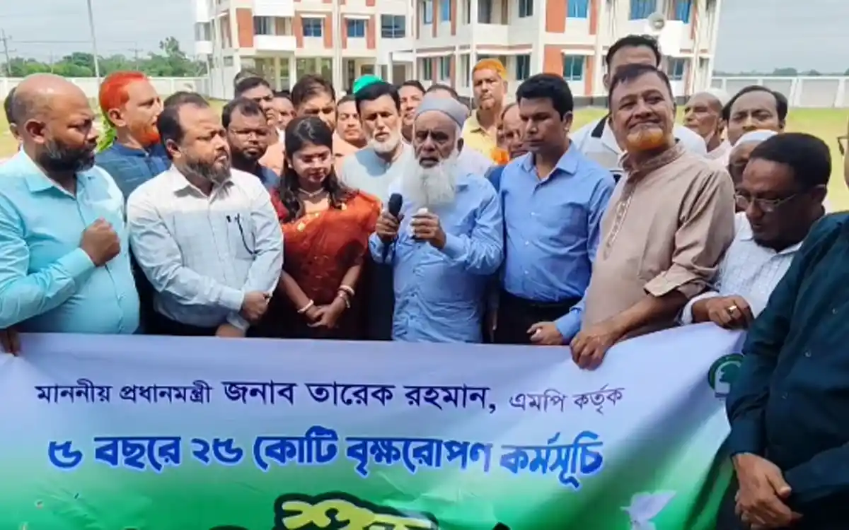 সদর দক্ষিণে বৃক্ষরোপণ কর্মসূচির উদ্বোধন করলেন এমপি মনিরুল হক চৌধুরী
