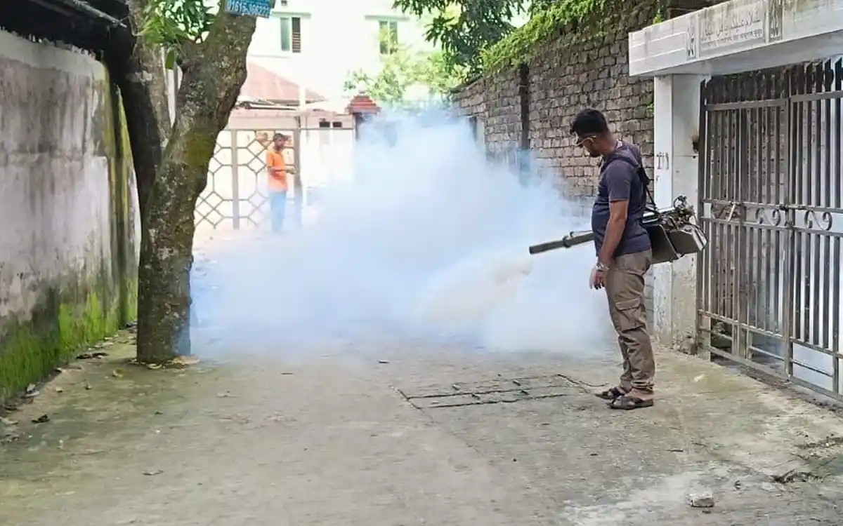 ডেঙ্গু প্রতিরোধে কুমিল্লা নগরীর বিভিন্ন এলাকায় মশক নিধন অভিযান
