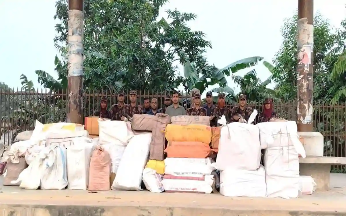 কুমিল্লায় কর্ণফুলী এক্সপ্রেস ট্রেনে অভিযান, ১ কোটি ৩১ লাখ টাকার চোরাচালান পণ্য জব্দ