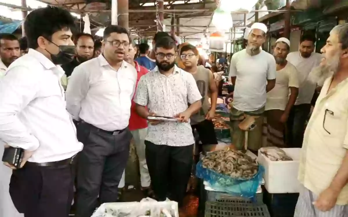 Rising Cumilla - 142 kg of jelly-mixed shrimp seized in Noakhali, two traders fined