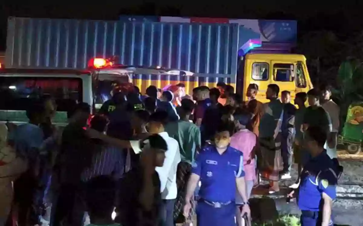 Rising Cumilla - A female passenger died after a passenger bus overturned in Comilla's Devidwar late at night.