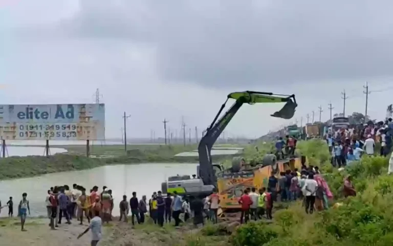 Rising Cumilla - At least four killed as passenger bus falls into ditch in Brahmanbaria
