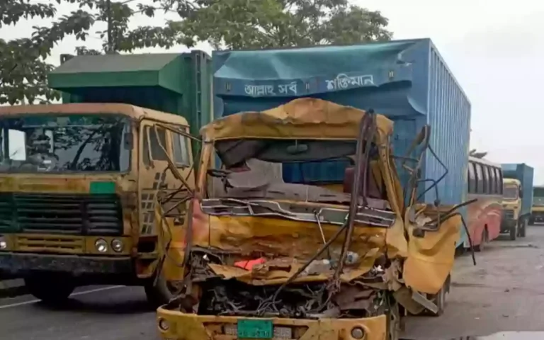 Rising Cumilla - Covered van driver dies in road accident in Chauddagram, Comilla
