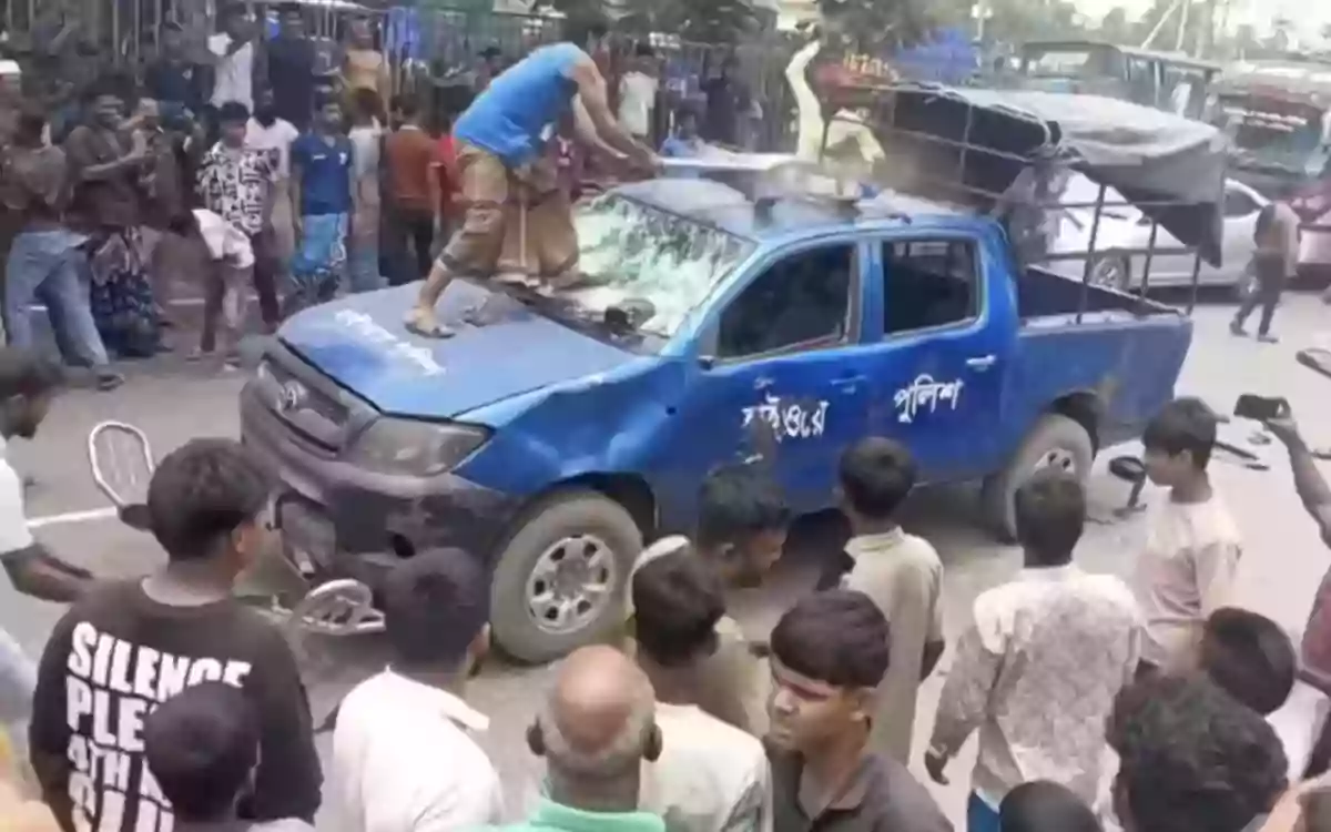কুমিল্লার নিমসারে অবৈধ থ্রি-হুইলার আটক করায় হাইওয়ে পুলিশের গাড়িতে হামলা-ভাঙচুর
