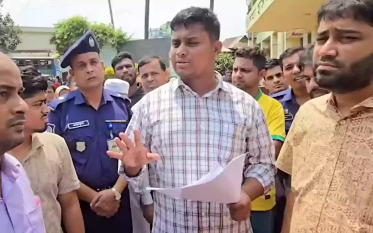 Rising Cumilla - Hospital in Comilla's Debidwar suddenly inspects patient care quality, 5 doctors protest