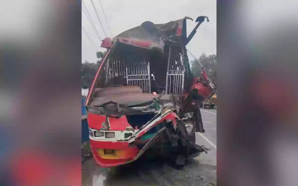 Rising Cumilla - Supervisor killed in collision between two buses in Chauddagram, Comilla