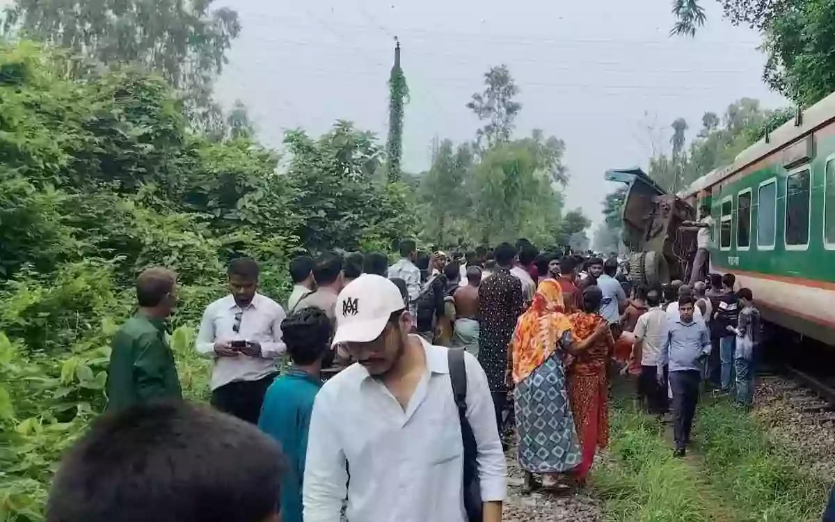 Rising Cumilla - Train and truck collide in Chittagong, major accident averted