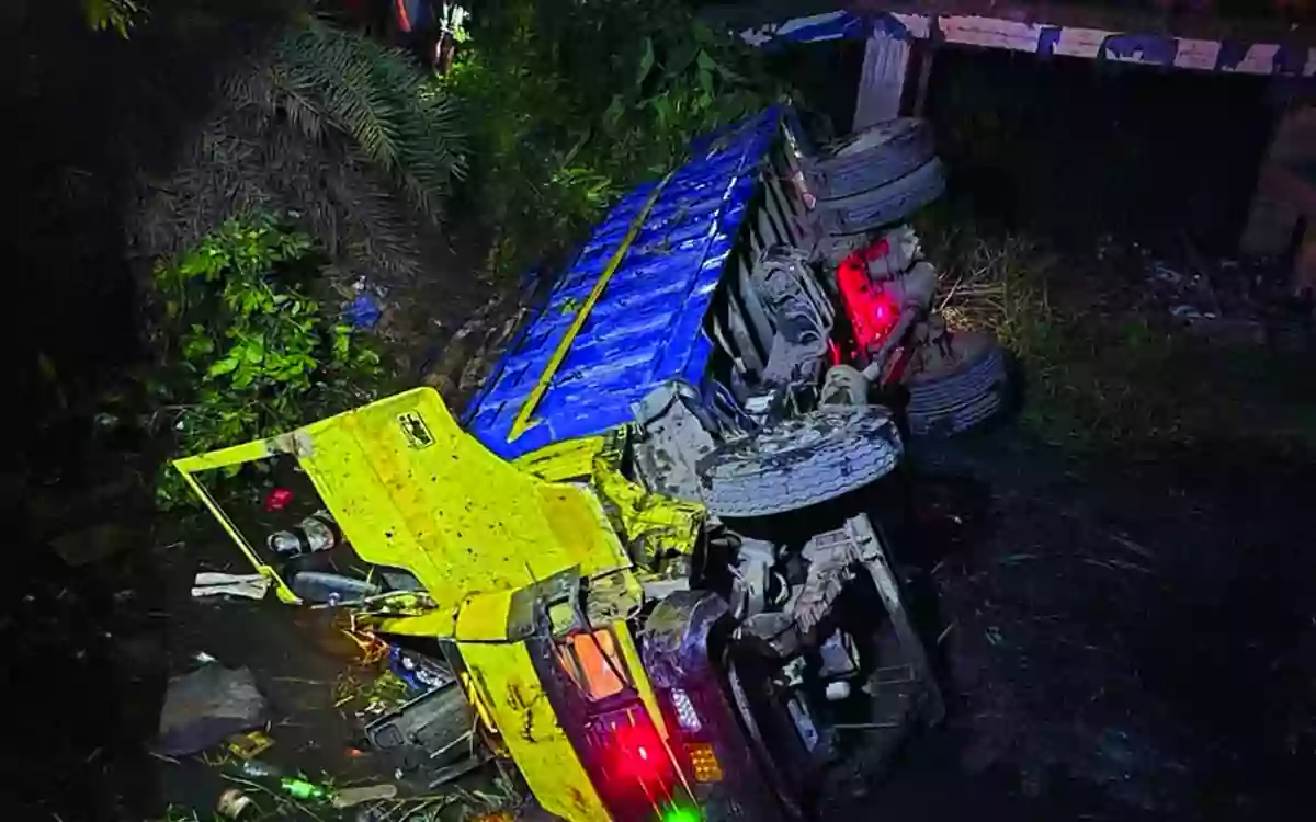 Rising Cumilla - Truck loaded with hides falls into ditch in Comilla's Devidwar, driver's body stuck under truck