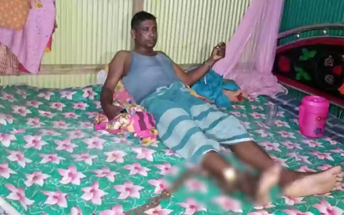 RisingCumilla - Allegation of abducting an auto-rickshaw driver and chaining him up to recover outstanding dues.