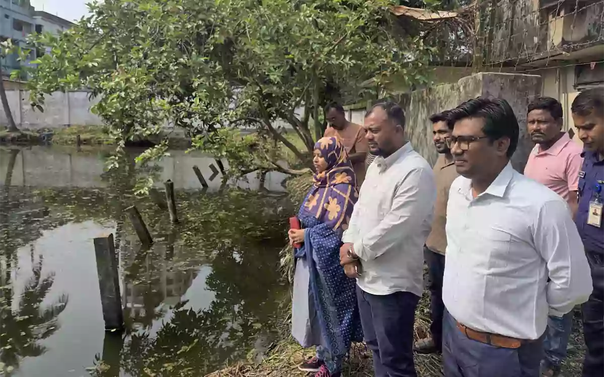 RisingCumilla - Comilla City Corporation Administrator Tipu inspected the pond cleaning operations in the Bagichagaon area of ​​the city.