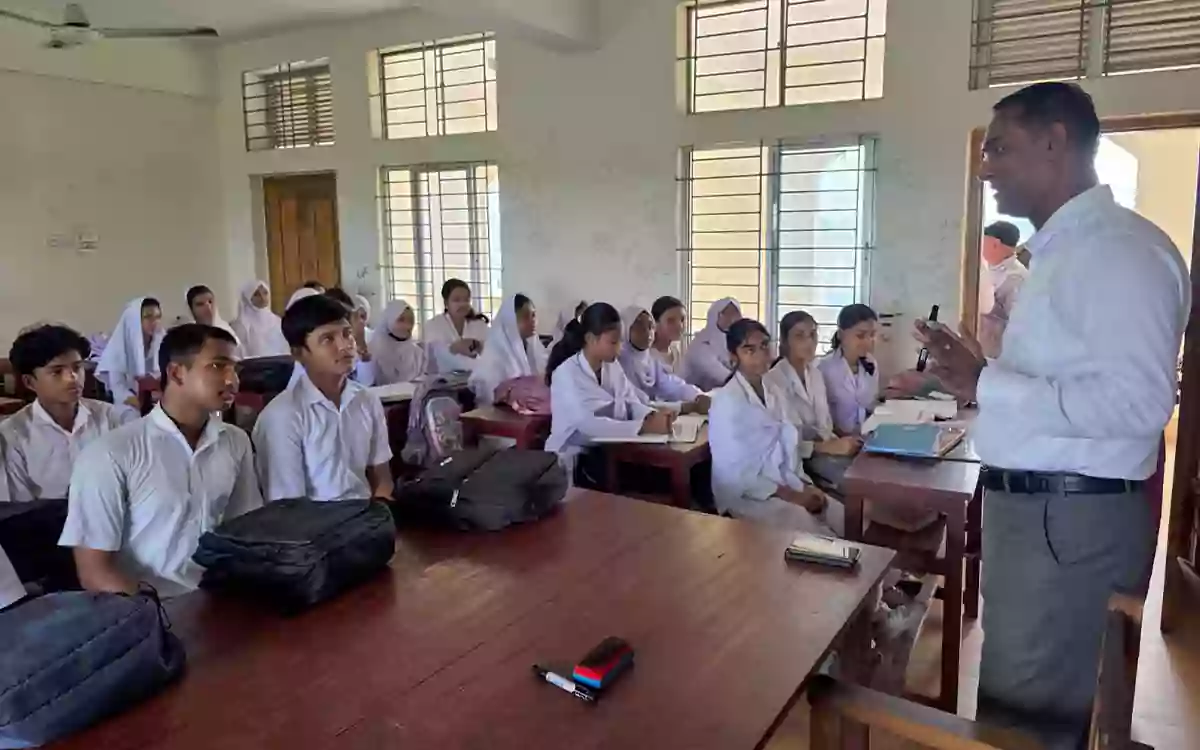 RisingCumilla - UNO visits school, takes classes with 10th grade students