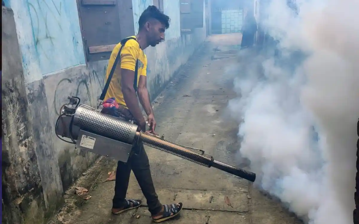 কুমিল্লা নগরীর বিভিন্ন এলাকায় মশক নিধন কার্যক্রম পরিচালনা করেছে সিটি করপোরেশন