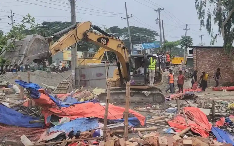 ঝুপড়ি ঘরে এসি-সিসি ক্যামেরার রাজকীয় মাদক আস্তানা গুঁড়িয়ে দিল প্রশাসন