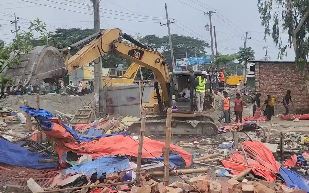 ঝুপড়ি ঘরে এসি-সিসি ক্যামেরার রাজকীয় মাদক আস্তানা গুঁড়িয়ে দিল প্রশাসন