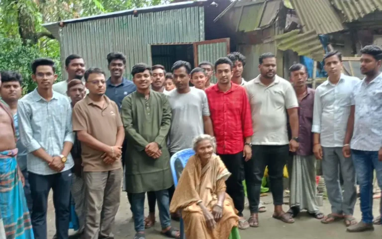 স্বপ্নজয়ী সংগঠনের উদ্যোগে বিধবা বৃদ্ধ মা পেলেন ঘর