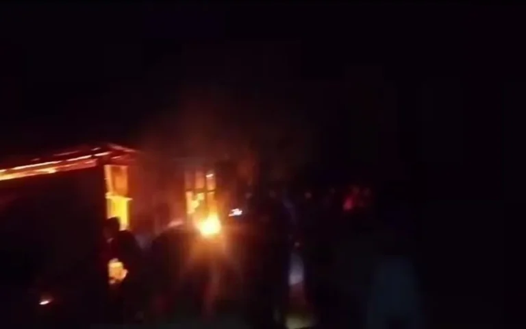 তুচ্ছ ঘটনায় মাদক কারবারির বসতঘরে পুড়িয়ে ছাই করল একদল যুবক