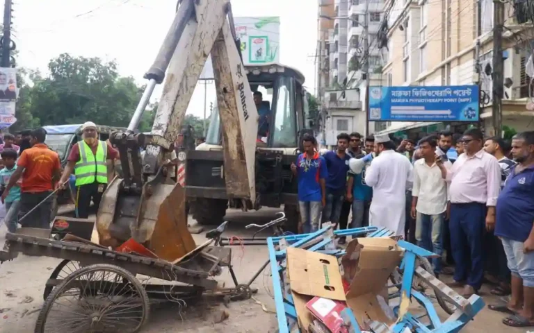 কুমিল্লা নগরীতে সড়ক-ফুটপাত দখলমুক্ত রাখতে ফের উচ্ছেদ অভিযান, ৩ জনকে জরিমানা