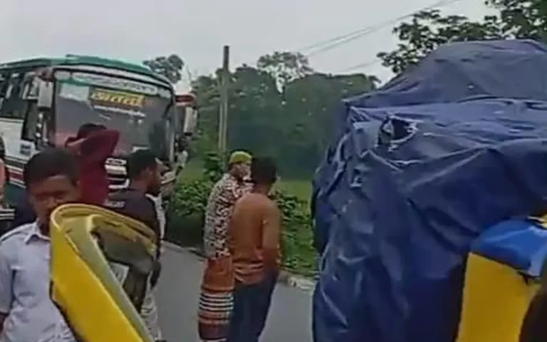 নোয়াখালীতে বাস-পিকআপের সংঘর্ষে ব্যবসায়ীর মৃত্যু