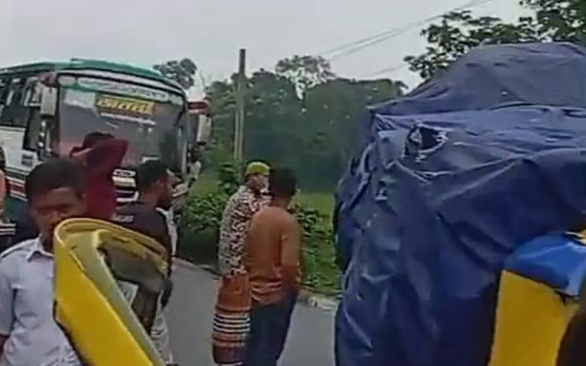 নোয়াখালীতে বাস-পিকআপের সংঘর্ষে ব্যবসায়ীর মৃত্যু