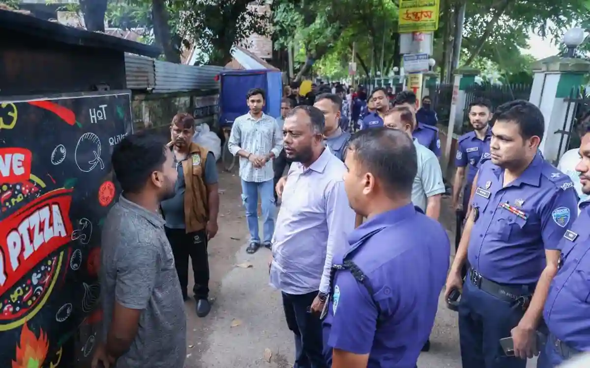 কুমিল্লায় অবৈধ ফুটপাত দখল ও সিএনজি স্ট্যান্ড উচ্ছেদে কুসিকের মোবাইল কোর্ট