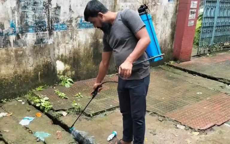 ডেঙ্গু নিয়ন্ত্রণে মাঠে কুমিল্লা সিটি করপোরেশন, বিভিন্ন এলাকায় লার্ভাসাইড স্প্রে