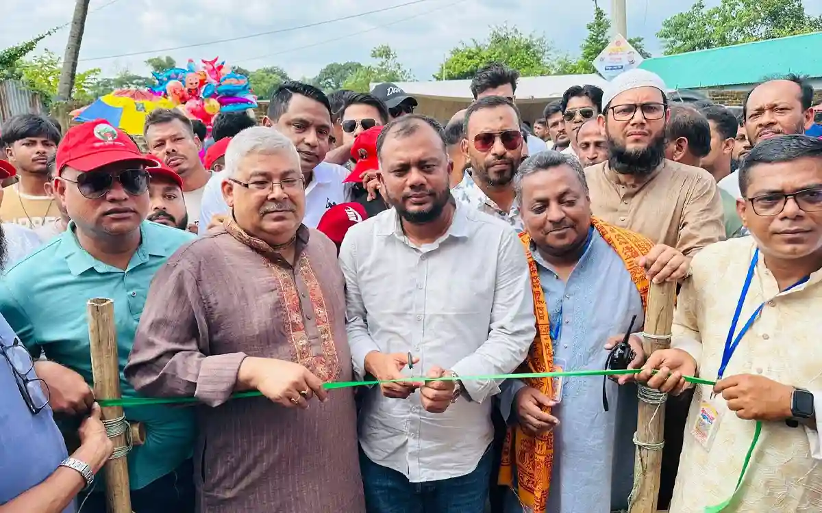 কুমিল্লায় রথযাত্রার পুণ্যার্থীদের জন্য ফল ও শীতল পানীয় বিতরণ
