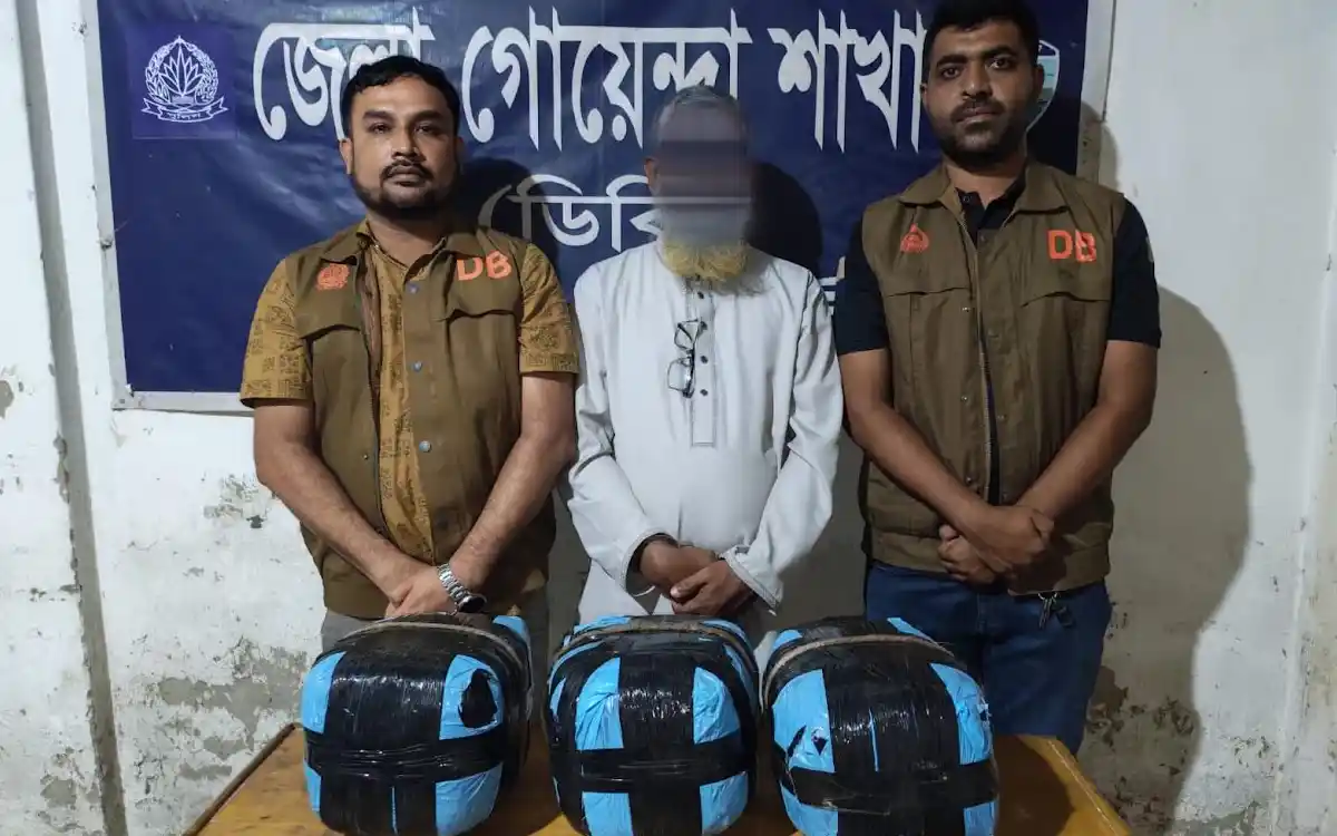 নোয়াখালীতে ১২ কেজি গাঁজাসহ মাদক কারবারি গ্রেপ্তার