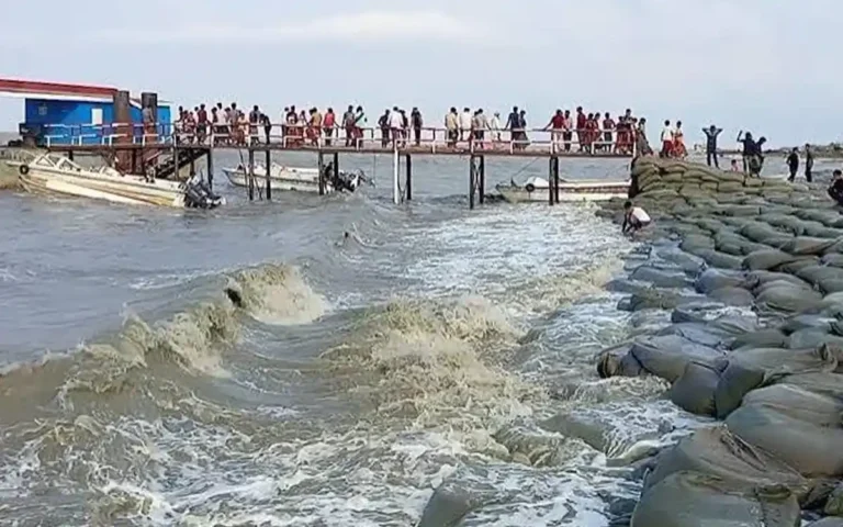 হাতিয়ার সঙ্গে সারা দেশের নৌ চলাচল বন্ধ, ভোগান্তিতে যাত্রীরা