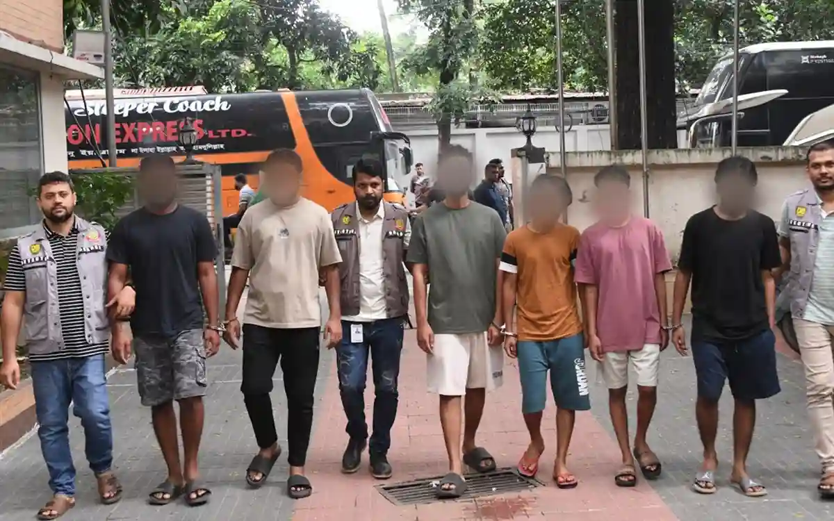 কুমিল্লার এলিট প্যালেস হোটেলে অভিযান, অনলাইন জুয়া পরিচালনার অভিযোগে গ্রেপ্তার ৩