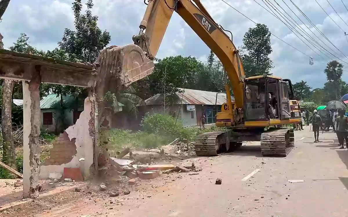 Rising Cumilla - 33 illegal shops built over a canal in Lalmai, Cumilla, evicted.