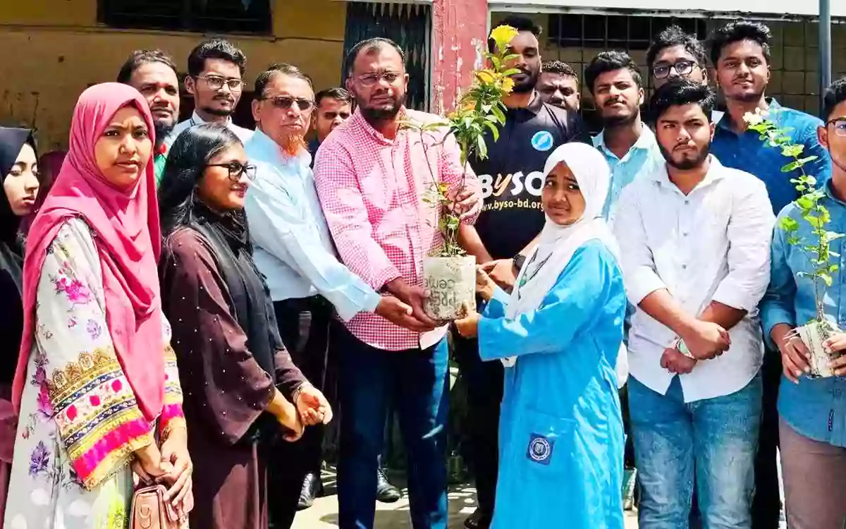 Rising Cumilla - Administrator Yusuf Molla Tipu handed over tree saplings to students in Cumilla.