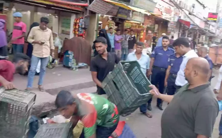 Rising Cumilla -Drive to clear footpaths and roads of encroachments to reduce public inconvenience in Feni town.